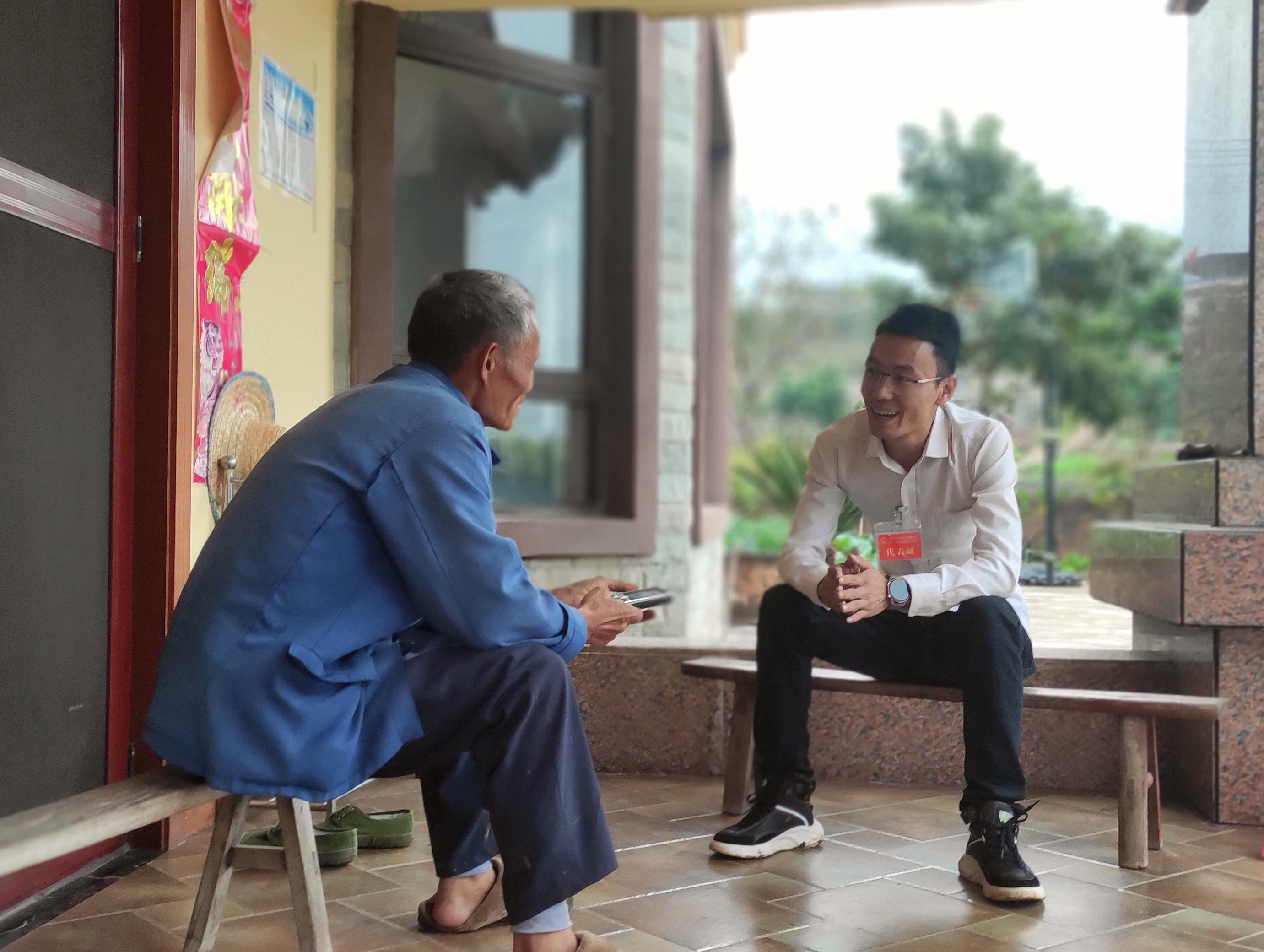 北碚区柳荫镇东升村江洪流进村入户了解村民需求。 受访者供图.jpg