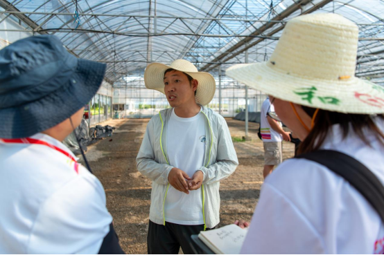 科技赋能乡村振兴，千亩粮田与花卉小镇绘就青春实践新范式