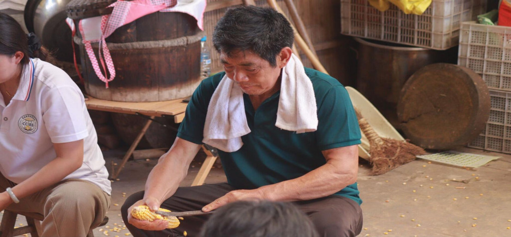 助农脱粒展实效，创新直播促振兴--“青耕先锋，志绘新程”乡村振兴促进团